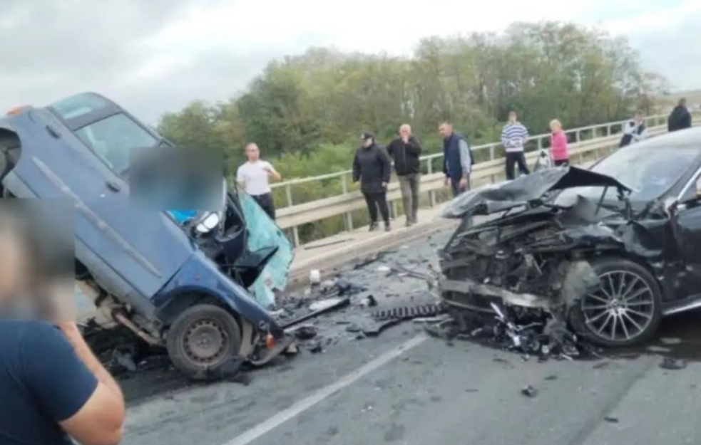 Novi detalji teške saobraćajne nesreće kod Bačkog Petrovca: Majka povređenih devojčica preminula