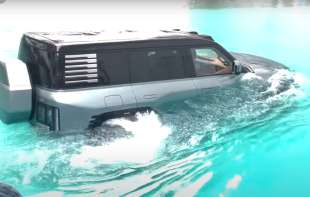 (VIDEO) Ovo je plutajući <span style='color:red;'><b>električni auto</b></span>mobil, koristiće se za poplave
