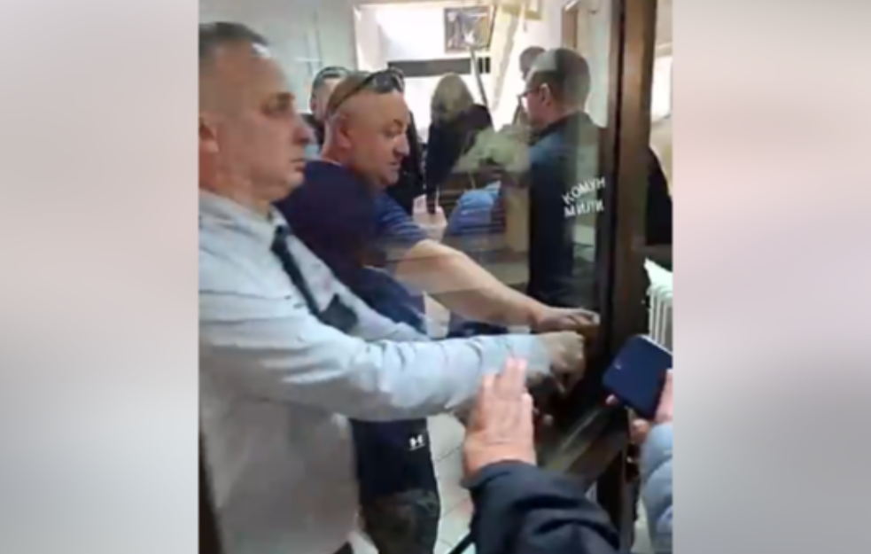 HAOS ISPRED LOZNIČKE SKUPŠTINE: Aktivisti se okupili, Ćuta pokušao da uđe na sednicu