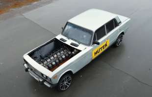 Ludi <span style='color:red;'><b>eksperiment</b></span>: Lada sa V16 motorom od motornih testera pravi spektakularan zvuk (VIDEO)