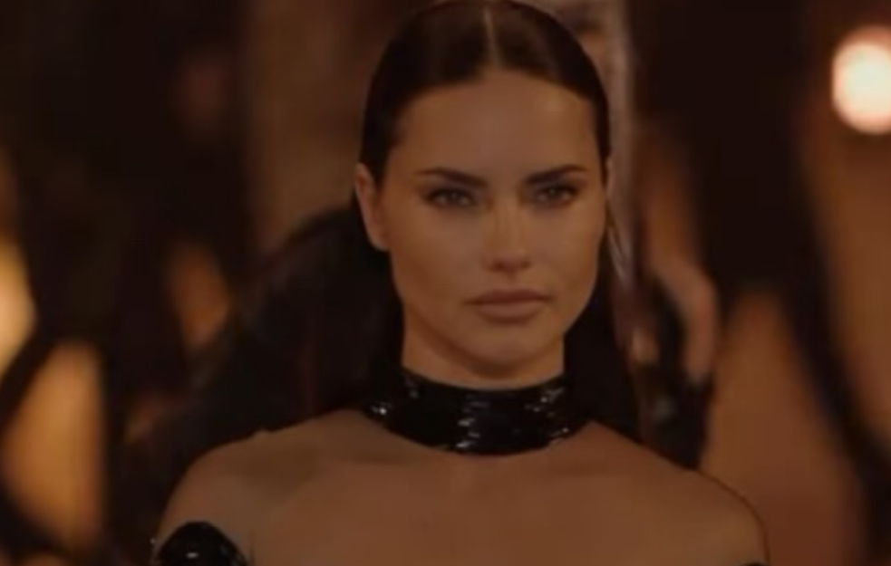 Adrijana Lima prošetala bez donjeg veša (VIDEO)