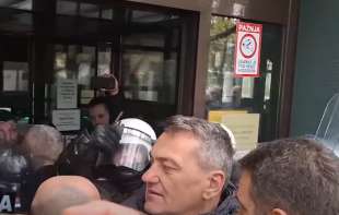Završena višečasovna blokada zgrade suda i Tužilaštva u Novom Sadu