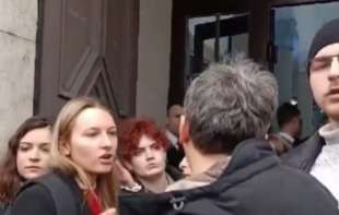 Vučić se uplašio od studentata? Juče je trebalo da dođe u <span style='color:red;'><b>Rektorat</b></span>, a onda je usledila blokada! Bravo deco!(VIDEO)