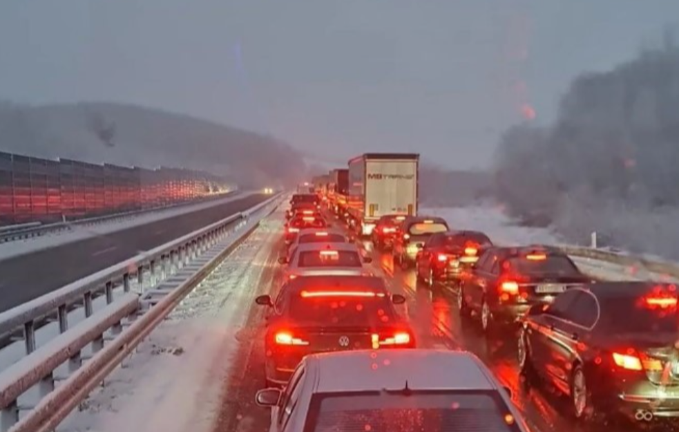 Totalni kolaps na auto-putu MIloš Veliki: Kilometarske kolone zbog nevremena, automobili stoje zaglavljeni (VIDEO