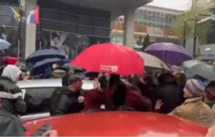 TUČA I BIBER SPREJ TOKOM BLOKADE RTS-a: Kome smetaju <span style='color:red;'><b>papiri</b></span> sa imenima poginulih u Novom Sadu (VIDEO)