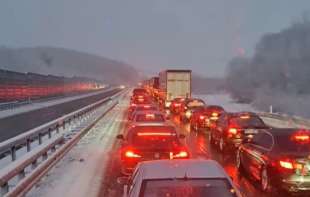 Totalni kolaps na auto-putu MIloš Veliki: Kilometarske kolone zbog nevremena, automobili stoje zaglavljeni (VIDEO