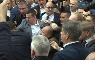 Dva puta izbila <span style='color:red;'><b>tuča u Skupštini</b></span>! Opozicija pravi haos, ometali Vučevića i Brnabić dok su govorili - duvali u vuvuzele (FOTO)
