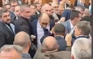 Na ovom snimku se najbolje vidi <span style='color:red;'><b>tuča u Skupštini</b></span>: Psuju kao kočijaši, Đuka boksuje kao u ringu, Marinika prska bojom (VIDEO)