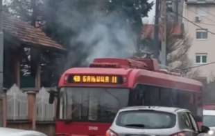 Bukti dim iz trolejbusa na Banjici: Stvaraju se kolone (FOTO)