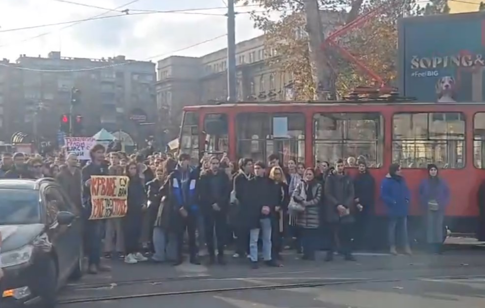 Srbija stala, ali pomahnitali vozač nije: Autom povredio šestoro ljudi tokom blokade u Beogradu