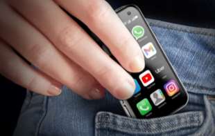 Najmanji <span style='color:red;'><b>pametni telefon</b></span>: Nalik je na iPhone i staje u svaki džep