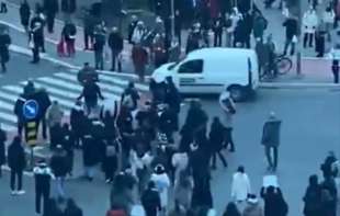 Izašli iz kola i tukli građane u Novom Sadu: Privedeni <span style='color:red;'><b>batinaš</b></span>i iz 
