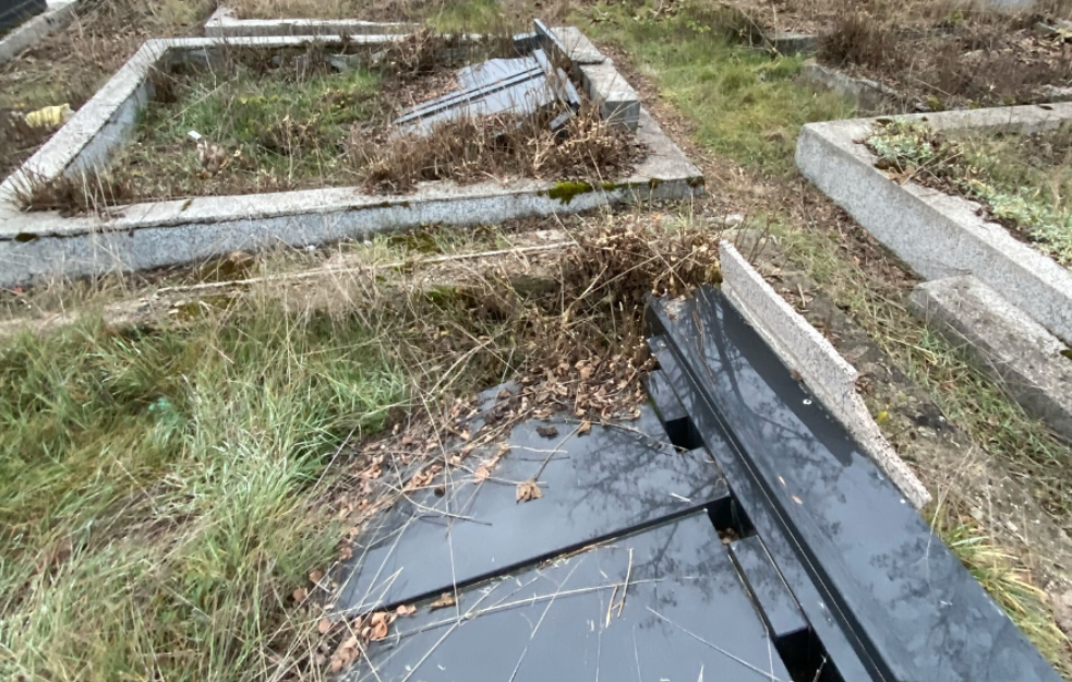 Manastir Draganac: Oskrnavljeni spomenici i krstovi na srpskom groblju u Gnjilanu