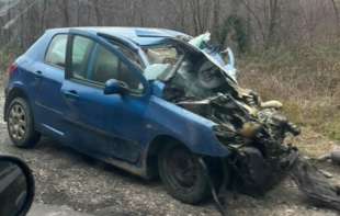 Automobil potpuno smrskan: Teška saobraćajna nesreća na putu <span style='color:red;'><b>Kraljevo</b></span>-Raška, povređeno četvoro dece (FOTO)