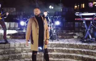 <span style='color:red;'><b>Popularni pevač</b></span> obradio hit Sinana Sakića, kolege čestitaju: „Svaka ti čast“ VIDEO