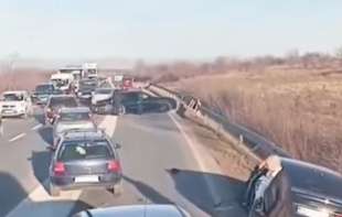 Prvi snimak Gašićeve <span style='color:red;'><b>saobraćajke</b></span>: Oštećeno vozilo iz pratnje, Žandamerija na licu mesta (VIDEO)