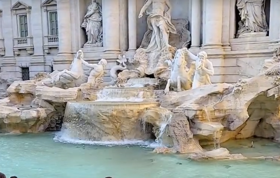 Ponovo otvorena <span style='color:red;'><b>fontana</b></span> di Trevi u Rimu nakon završetka radova na održavanju