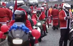 Deda Mrazevi na motociklima doneli poklone bolesnoj deci u Nišu