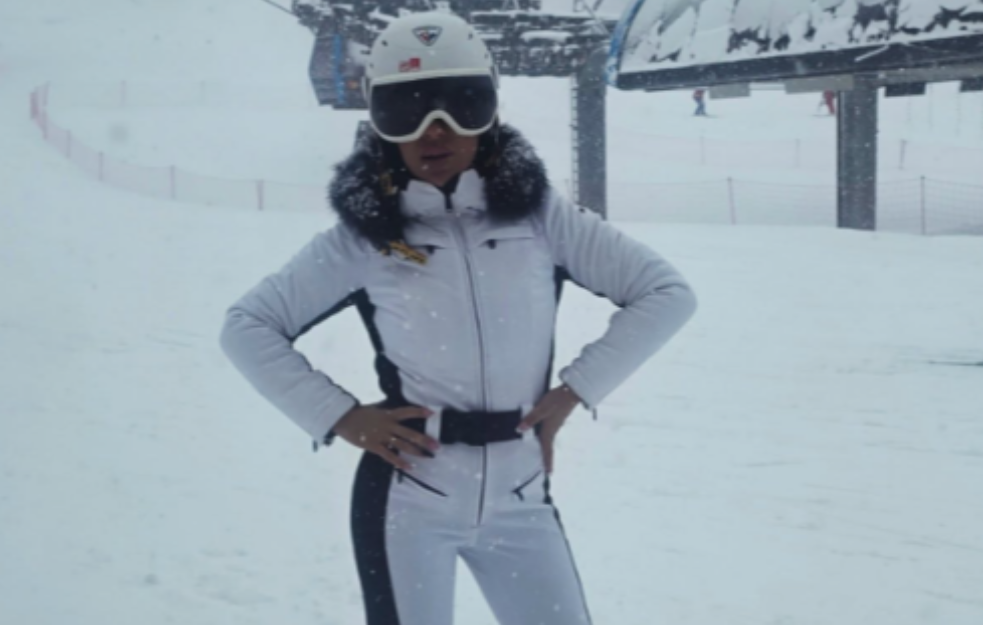Jovana Jeremić uziva na planini! U belom odelu dominira na stazi