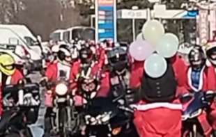 Bajkeri obučeni kao Deda Mrazevi provozali se Beogradom, razlog tera <span style='color:red;'><b>suze</b></span> na oči!