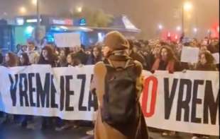 Veliki studentski protest u novogodišnjoj noći: Okupljen veliki broj građana, ulice pune policije (FOTO, VIDEO)