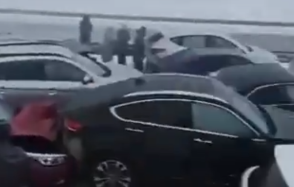 Skoro 100 automobila u lančanom sudaru (VIDEO)