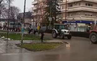 Protest <span style='color:red;'><b>poljoprivrednik</b></span>a ispred policijske stanice u Bogatiću: Ostajemo dok ne oslobode kolege