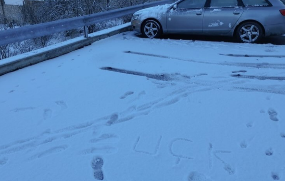 "Još jedan uznemirujući incident!"  Nepoznate osobe ispisale “UČK” na snegu ispred manastira Banjska (VIDEO)