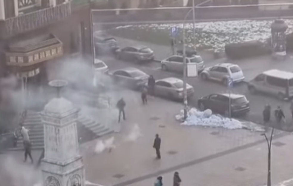 Šokantan prizor na Terazijama - GAĐAO LJUDE VATROMETOM! (VIDEO)