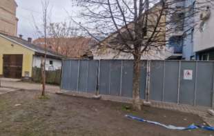 METALNA OGRADA pala na <span style='color:red;'><b>dva muškarca</b></span> - HOROR U NOVOM SADU!