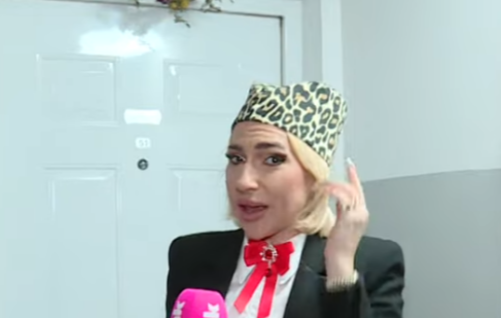 Voditeljka Pinka za Božić spojila tradiciju i trend: Šajkača sa leporad printom