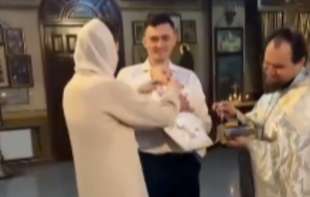 Snimak krštenja koji je obišao svet - sveštenik rekao majci  OTRKIJTE GRUDI. Ono što je ona uradila izazvalo smeh i muk! (VIDEO)