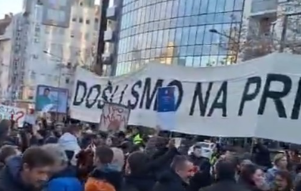  Studenti održali protest ispred zgrade BIA u Novom Sadu: "Došli smo na prijateljski razgovor"