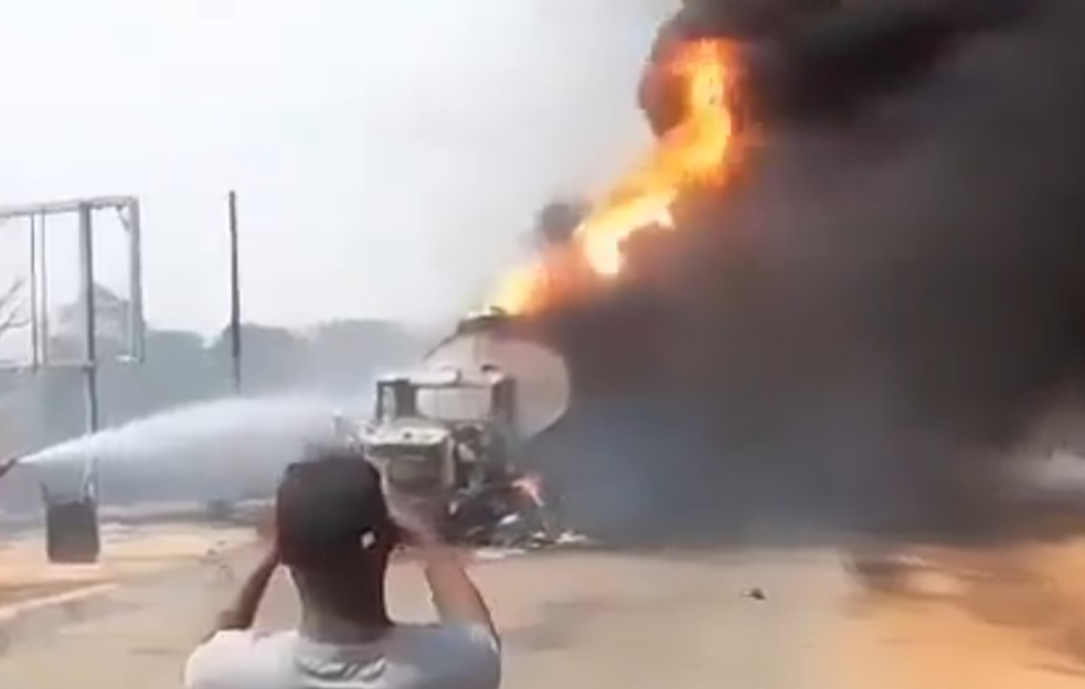 Najmanje 70 ljudi poginulo u eksploziji cisterne u Nigeriji, stradali siromašni koji su uzimali gorivo (VIDEO)