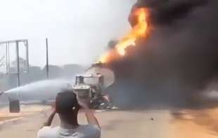 Najmanje 70 ljudi poginulo u eksploziji cisterne u Nigeriji, stradali siromašni koji su uzimali <span style='color:red;'><b>gorivo</b></span> (VIDEO)