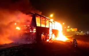 JEZIVE SCENE na <span style='color:red;'><b>auto put</b></span>u, zapalio se autobus kod isključenja za Staru Pazovu (VIDEO)