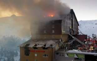 Požar u hotelu Grand u Turskoj snimljen iz vazduha: Najmanje 10 mrtvih, <span style='color:red;'><b>gašenje</b></span> i dalje u toku