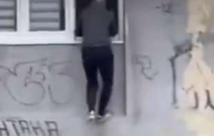 Iskočio kroz prozor pa napao decu: <span style='color:red;'><b>Uhapšen nasilnik</b></span> koji je pretio nožem učenicima Grafičko-medijske škole (VIDEO)