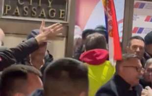 <span style='color:red;'><b>Demonstranti</b></span> gađali prostorije SNS jajima