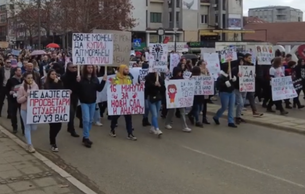„Nije Dan zaljubljenih već Sveti Pumpaj“: Transparent u Kragujevcu koji je zapalio društvene mreže! 