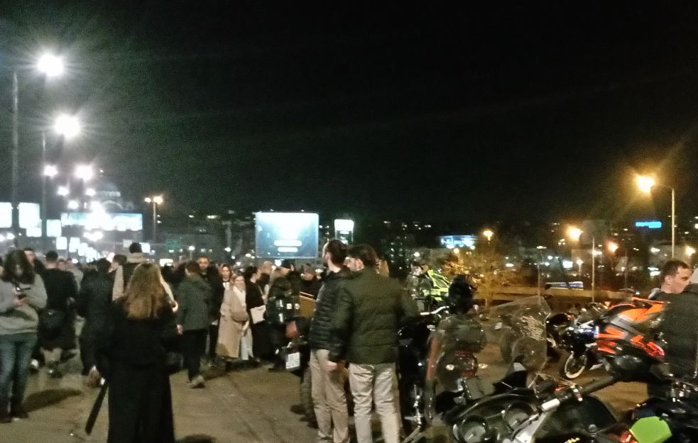Prilikom odavanja pošte nastradalim studentima žena u Rakovici napala studente
