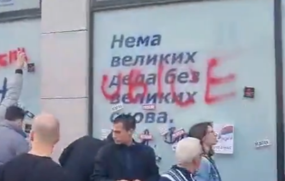 "Ubice", "Nećete nas gaziti", "Krivi ste": Protest u Novom Sadu zbog napada na studente, išarane prostorije SNS