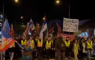 Studenti stigli u Novi Sad pevajući himnu Bože pravde i noseći zastave Srbije  (VIDEO)