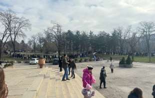 Veliki broj građana čeka da celiva ikonu Presvete Bogorodice: Još danas će se nalaziti u crkvi Svete Trojice u Beogradu