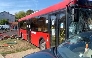 Pre tačno četiri godine na istom mestu autobus proleteo kroz <span style='color:red;'><b>igralište</b></span>