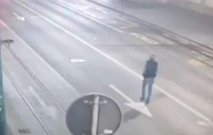 (UZNEMIRUJUĆI VIDEO) Trenutak <span style='color:red;'><b>stradanja</b></span> muškarca u Ruzveltovoj ulici