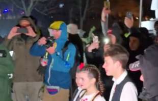 Studenti iz Niša stigli u Ćićevac, a iz Beograda u Orašac: Dočekani sa <span style='color:red;'><b>hleb</b></span>om i solju i uzvicima 