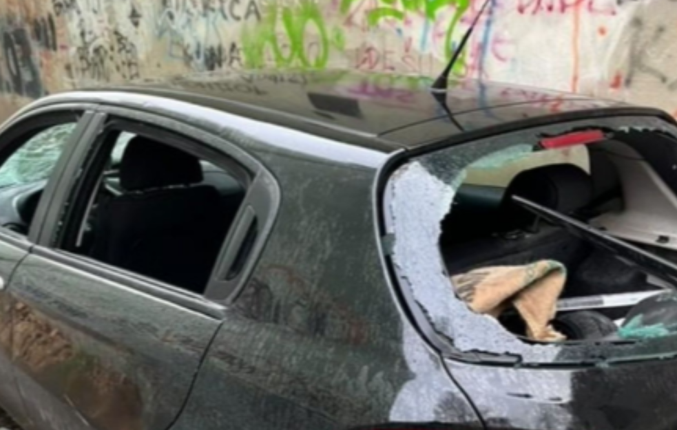 Automobil u Novom Sadu već godinu dana stoji nepomičan i izlupan (FOTO)