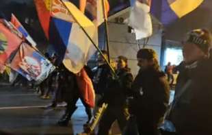 Spekta<span style='color:red;'><b>kula</b></span>ran doček studenata u Kragujevcu: Heroji pristižu u centar, dočekuje ih masa oduševljenih građana (VIDEO)