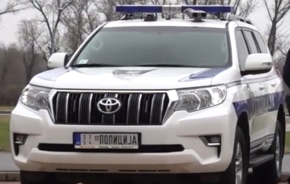  Uhapšena dvojica muškaraca: Vozio drogiran, pa im tokom kontrole u automobilu pronašli narkotike